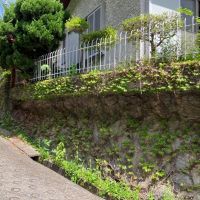 鎌倉市浄明寺四丁目の売買物件/外部｜RC擁壁で庭を持ち出しています。