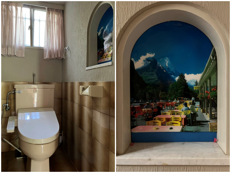 鎌倉市浄明寺四丁目の売買物件/トイレ｜飾り窓から見えるのはスイスの風景でしょうか。