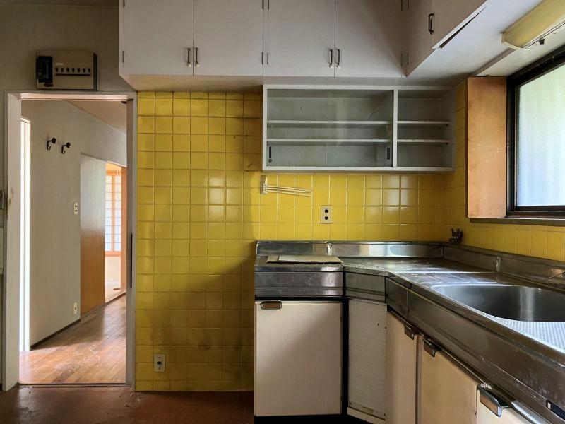 鎌倉市浄明寺四丁目の売買物件/キッチン｜収納もばっちり。ガスコンロ、換気扇を入れ替えれば、その他はそのまま使えそう。