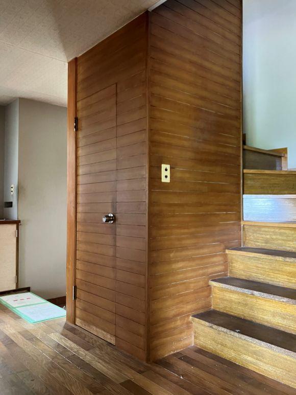 鎌倉市浄明寺四丁目の売買物件/階段室｜階段下には収納があり、階段幅も広々しています。