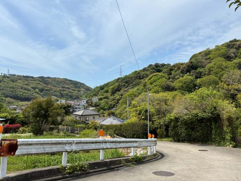 三浦郡葉山町木古庭の売買物件/バス停から数分坂を上り、振り返るとこの景色。里山に来たような気持ち