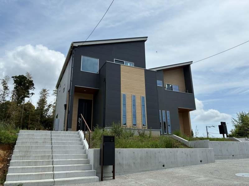 三浦郡葉山町木古庭の売買物件/手前が販売中のB区画。奥が成約済みのC区画です。建物前は2台駐車できるスペースがあります