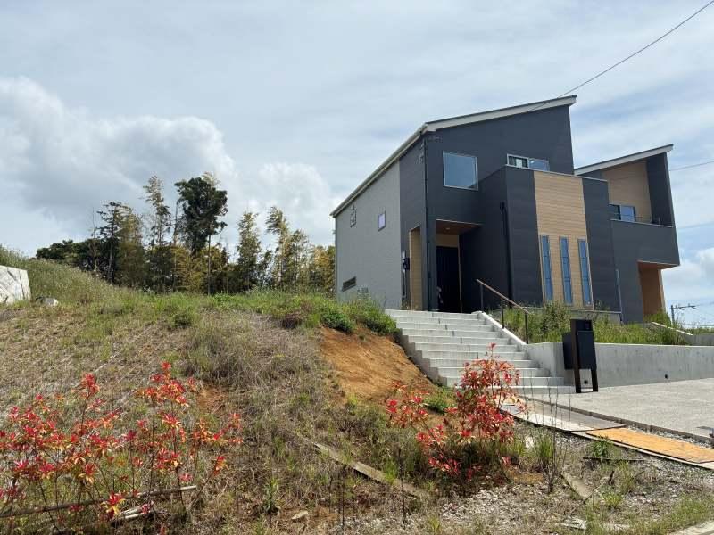 三浦郡葉山町木古庭の売買物件/A区画｜47.56坪。建物の計画から楽しめます。奥にあるのは建売のB・C棟（C棟は成約済）