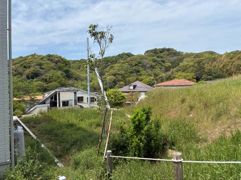 三浦郡葉山町木古庭の売買物件/A区画を裏から見て｜隣にアウトドアスペースが広がっています（Ａ区画のみ竹林はつきません）