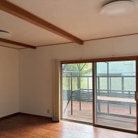 鎌倉市極楽寺三丁目の賃貸物件/1階 リビング｜大きな掃き出し窓の外に続く広いテラス