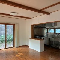 鎌倉市極楽寺三丁目の賃貸物件/1階 リビング｜天井にも現しの梁があることで、のっぺりとした印象にならないようにしています