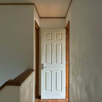 鎌倉市極楽寺三丁目の賃貸物件/2階 階段室｜白い塗装壁が光を柔らかく反射して落ち着いた雰囲気に