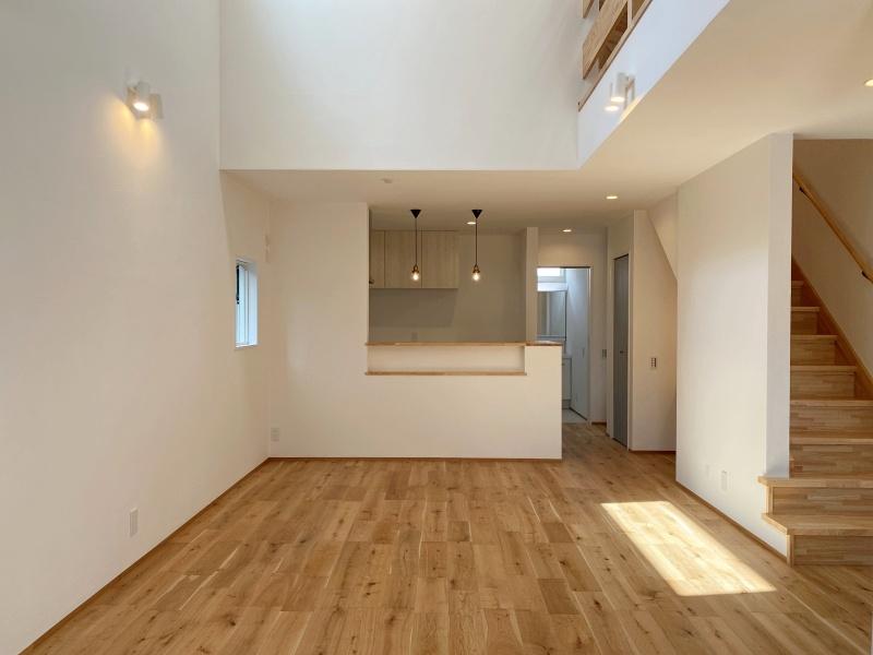 藤沢市辻堂五丁目の売買物件/1階LDK19.6帖│吹き抜けのおかげで、開放感があって明るい