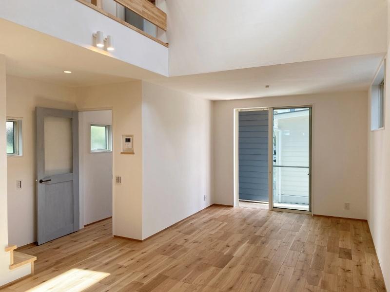 藤沢市辻堂五丁目の売買物件/玄関を抜けて2階へ向かうには、必ず1階のLDKを通ります。自然と家族と会話が生まれる導線になっています