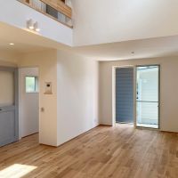 藤沢市辻堂五丁目の売買物件/玄関を抜けて2階へ向かうには、必ず1階のLDKを通ります。自然と家族と会話が生まれる導線になっています