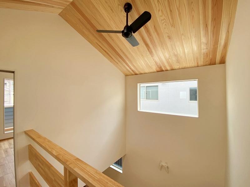 藤沢市辻堂五丁目の売買物件/2階から見た吹き抜け│天井が無垢の杉板張りで、開放感がより感じられます