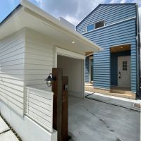 藤沢市辻堂五丁目の売買物件/外観│門柱には枕木が使用されています