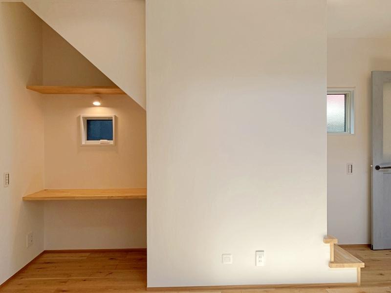 藤沢市辻堂五丁目の売買物件/階段下には、作業スペース│子どもが帰ってきたら宿題をする場所になりそう