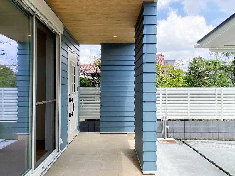 藤沢市辻堂五丁目の売買物件/ゆとりのある玄関ポーチ│天井は無垢の杉板張り