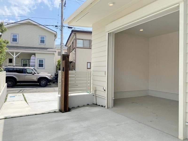 藤沢市辻堂五丁目の売買物件/ガレージ5.36帖│スロープが付いていて、大型バイク3台分のスペースがあります