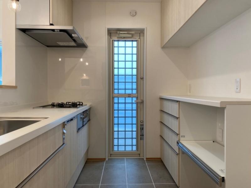 藤沢市辻堂五丁目の売買物件/キッチン│コンロは3口、収納も十分