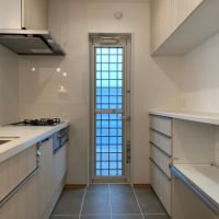 藤沢市辻堂五丁目の売買物件/キッチン│コンロは3口、収納も十分