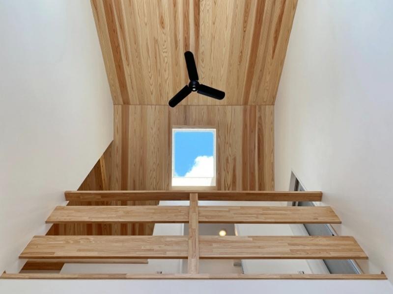 藤沢市辻堂五丁目の売買物件/1階から吹き抜けを見上げてみる。空を切り取った一枚の窓がすてき