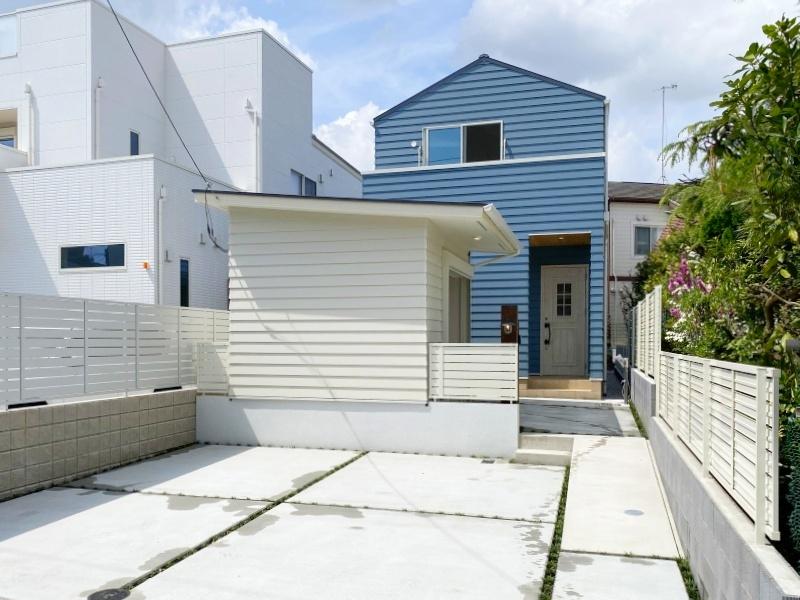 藤沢市辻堂五丁目の売買物件/海のような深い青色の家。この余白に愛車が並び、この家の表情となります