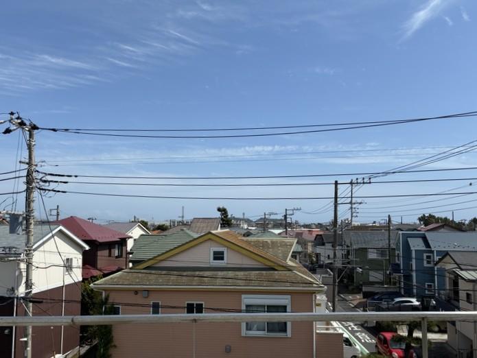 藤沢市辻堂東海岸二丁目の売買物件/青の庭。ルーフトップバルコニーに出れば青空を満喫できます。遠くに江ノ島がちょこんと見えます