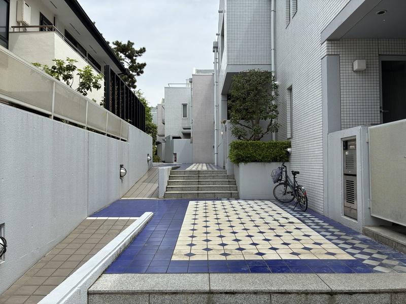 藤沢市辻堂東海岸二丁目の売買物件/共用部｜タイル貼りなのがユニークです