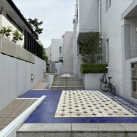 藤沢市辻堂東海岸二丁目の売買物件/共用部｜タイル貼りなのがユニークです