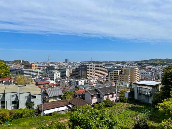 鎌倉市台四丁目の売買物件/大船方面を順光で眺める。晴れた日は鮮やかで。空気が澄んだ日は遠くに高層ビルが。夜景も美しい。ここに立つ家のエッセンスをここに集中させたい