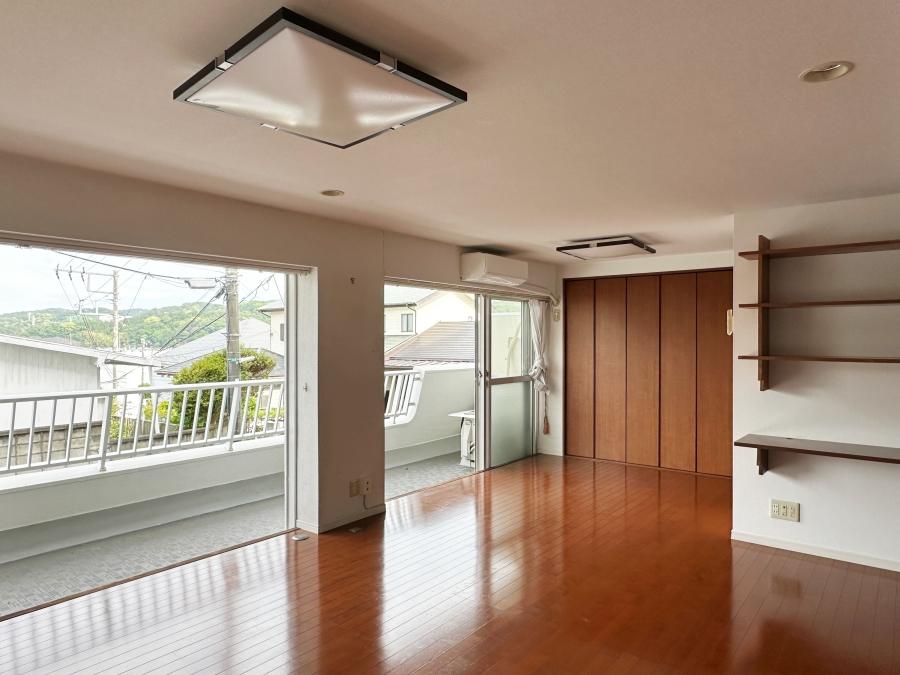 逗子市山の根一丁目の賃貸物件/リビングダイニング｜ワイドな3枚引きの掃き出し窓を全開にすれば案外と気持ちの良い風が入ってきます
