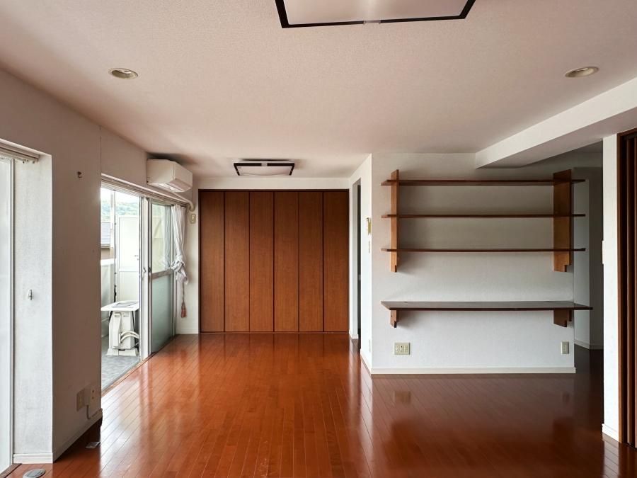 逗子市山の根一丁目の賃貸物件/リビングダイニング｜造作の収納や棚も活用したい