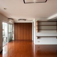逗子市山の根一丁目の賃貸物件/リビングダイニング｜造作の収納や棚も活用したい