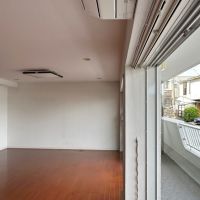 逗子市山の根一丁目の賃貸物件/リビングダイニングとバルコニー｜白い壁と飴色のフローリングの対比がいい