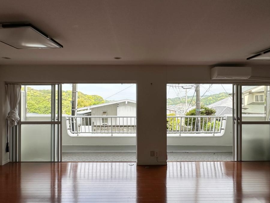 逗子市山の根一丁目の賃貸物件/リビングダイニング｜窓を全部開け放つとこんな感じ