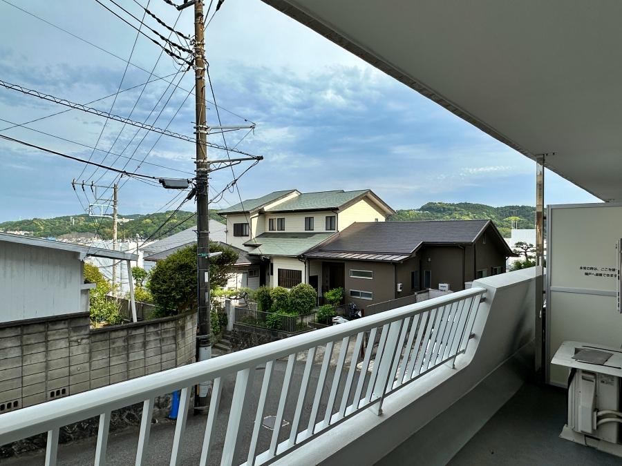 逗子市山の根一丁目の賃貸物件/バルコニー｜バルコニーの手すりが少し内側に傾斜しているデザインが個人的に好きです