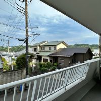 逗子市山の根一丁目の賃貸物件/バルコニー｜バルコニーの手すりが少し内側に傾斜しているデザインが個人的に好きです