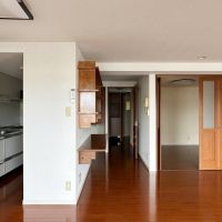 逗子市山の根一丁目の賃貸物件/バルコニーから玄関を見る｜玄関まで一直線