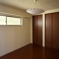 逗子市山の根一丁目の賃貸物件/洋室｜窓は中廊下に面しているので暗めです