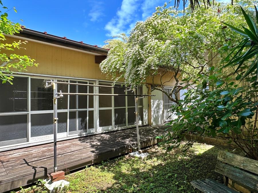 逗子市小坪六丁目の売買物件/中庭と母屋｜この空間でカンバスと対峙したら、もしかするとすごく良い絵が描けるかもしれません