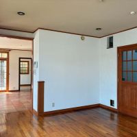 鎌倉市玉縄二丁目の賃貸物件/リビング｜右の扉から玄関ホールへ。右下の小さな穴は猫ちゃん用通路