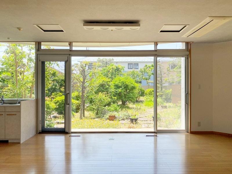 中郡大磯町東小磯の賃貸物件/1階LDKからの眺め│庭の緑と自然光が室内まで届き、心地の良い空間です