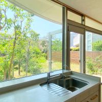 中郡大磯町東小磯の賃貸物件/キッチン│作業台の前に大きな窓！自然光もたっぷり、緑が見えて料理もきっと楽しい
