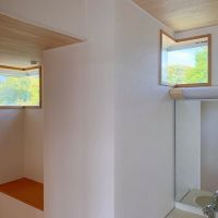 中郡大磯町東小磯の賃貸物件/2階階段付近│上部に切り取られた小窓