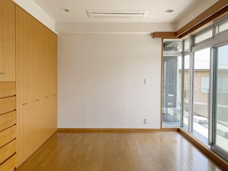 中郡大磯町東小磯の賃貸物件/2階洋室9帖│壁一面には洋服収納棚があります
