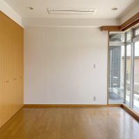 中郡大磯町東小磯の賃貸物件/2階洋室9帖│壁一面には洋服収納棚があります