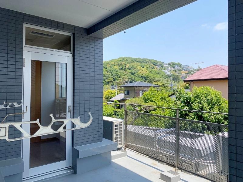 中郡大磯町東小磯の賃貸物件/2階バルコニー│洗濯物干場があり、向こうの山の緑が美しい