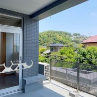 中郡大磯町東小磯の賃貸物件/2階バルコニー│洗濯物干場があり、向こうの山の緑が美しい