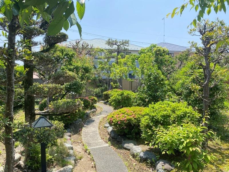 中郡大磯町東小磯の賃貸物件/建物玄関からエントランスまでのアプローチ│高低バランスの取れた植栽が彩ります