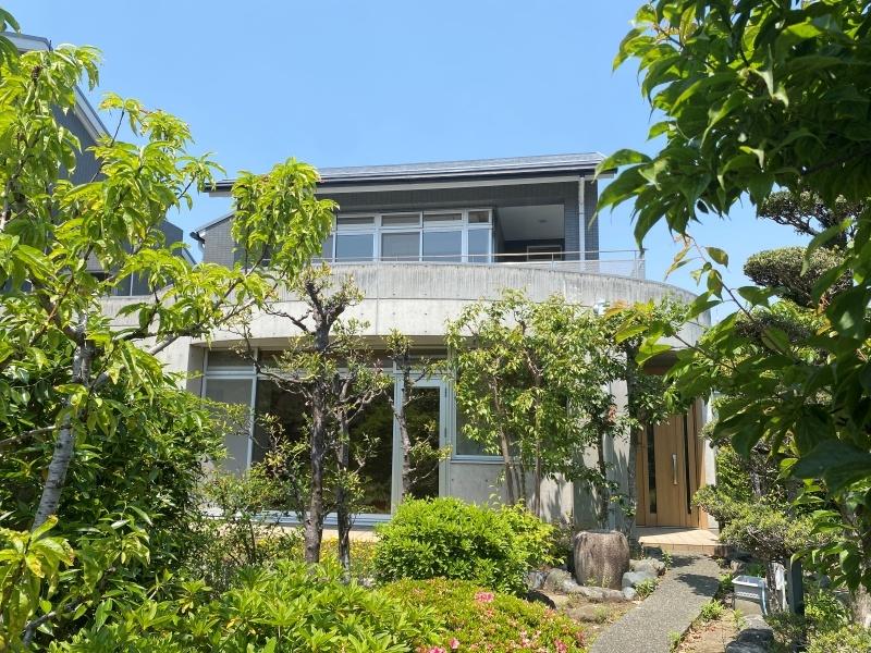 中郡大磯町東小磯の賃貸物件/マンションの親子棟で一軒家のような区画。広い庭の先に、どっしりと構える建物