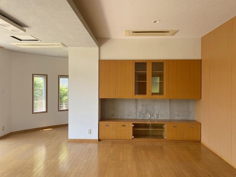 中郡大磯町東小磯の賃貸物件/1階LDK│左奥の窓の向こうは敷地内の紅葉が見えます。右側にはテレビ台