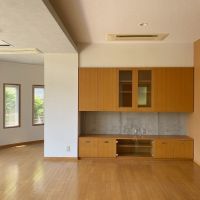 中郡大磯町東小磯の賃貸物件/1階LDK│左奥の窓の向こうは敷地内の紅葉が見えます。右側にはテレビ台