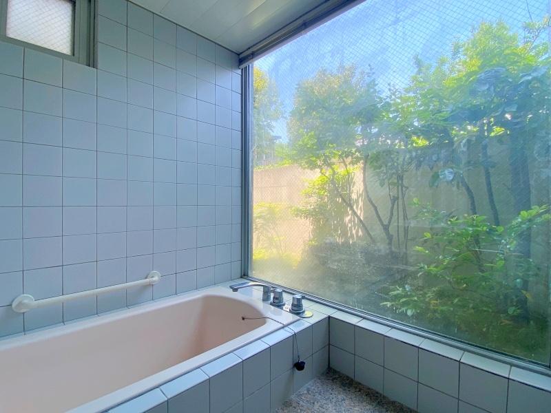 中郡大磯町東小磯の賃貸物件/浴室│敷地内の植栽が入浴時間にも楽しめます